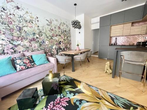 un soggiorno con divano viola e tavolo di Brand New Apartment #Hollán#3BEDR#2BATHR#FREEPARKING a Budapest