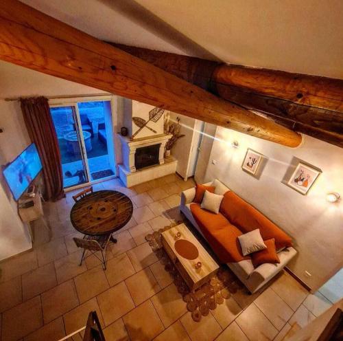 vistas panorámicas a una sala de estar con sofá y mesa en L' ecurie de Florent et Spa, en Cheval Blanc