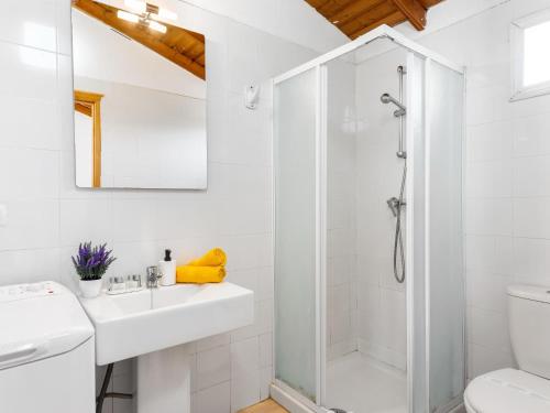 baño blanco con ducha y lavamanos en 102 Bright Accomodation with Pool View, en Adeje