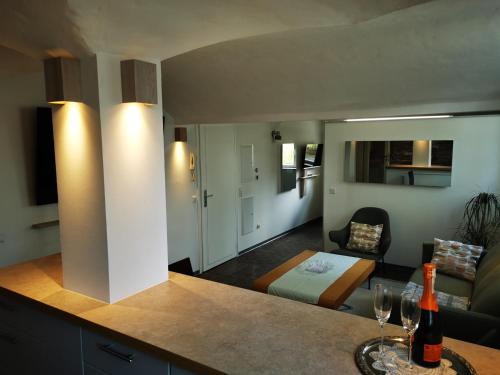 uma cozinha e sala de estar com um sofá e uma mesa em Boardinghouse Wiebke - Ferienwohnung Oldenburg em Oldenburg