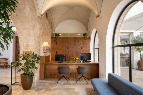 - un hall avec deux chaises et un comptoir dans l'établissement Prima Palace Hotel, à Jérusalem