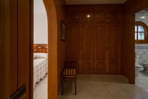 een kamer met een slaapkamer met een bed en een stoel bij Club Villamar - La Gamba in Sant Feliu de Guixols