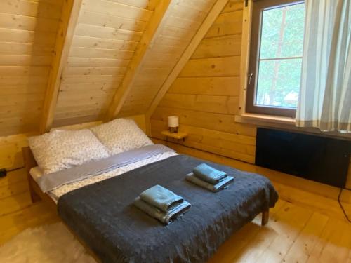um quarto com uma cama com duas toalhas em FoRest Inn em Trzepieciny
