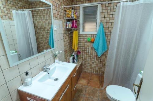 y baño con lavabo, aseo y espejo. en Club Villamar - Llanega, en Maçanet de la Selva
