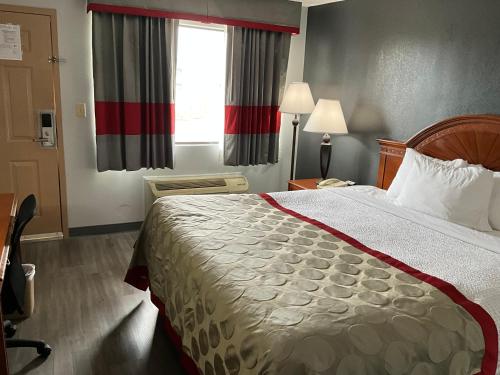 Habitación de hotel con cama y ventana en Ramada by Wyndham Macon, en Macon