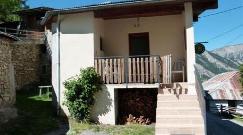 une maison avec un balcon sur le côté dans l'établissement La Grange, à Condamine-Châtelard
