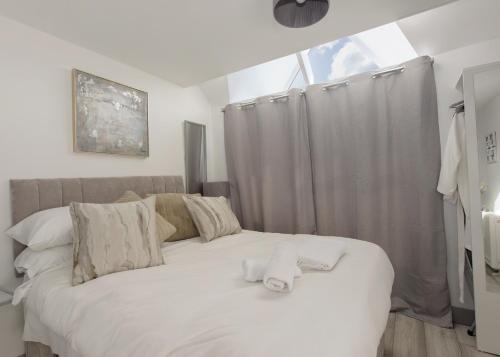 מיטה או מיטות בחדר ב-NEC Birmingham B37 Luxury Studio Apartment