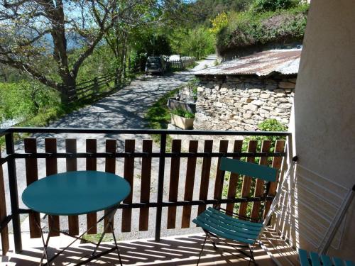 deux chaises et une table sur un balcon dans l'établissement La Grange, à Condamine-Châtelard