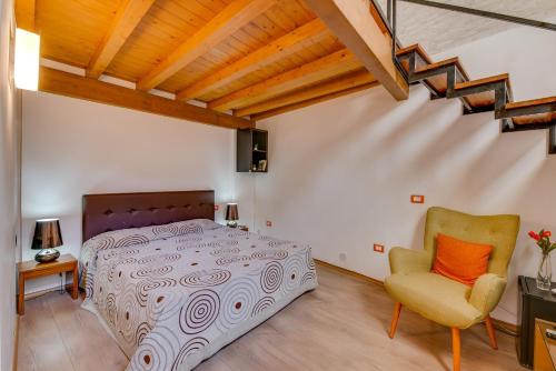 - une chambre avec un lit et une chaise dans l'établissement Locanda Al Moro Hotel, à Sciacca
