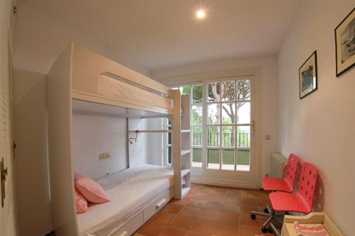 1 dormitorio con litera y ventana en Club Villamar - El Far, en Llafranc