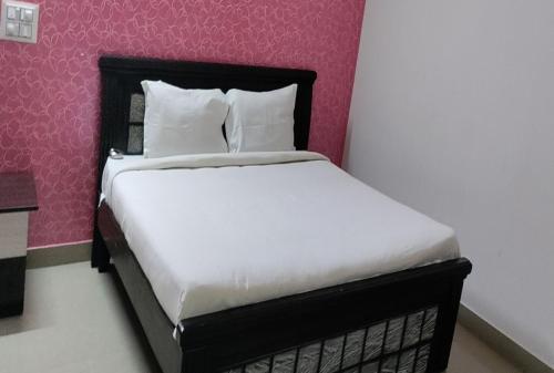Postel nebo postele na pokoji v ubytování Anjaneya Comforts