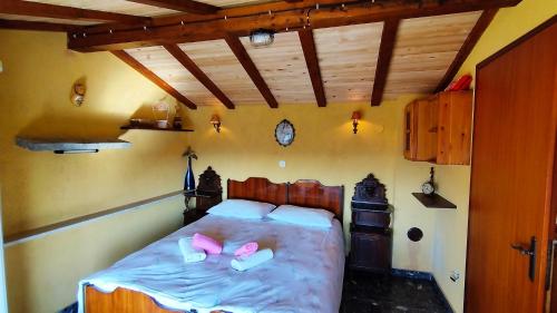 - une chambre avec un lit et des chaussons roses dans l'établissement Holiday Home Mia&Emi, à Sovinjak