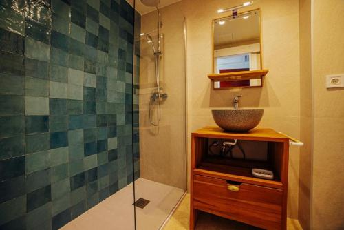 ein Bad mit einer Dusche, einem Waschbecken und einer Dusche in der Unterkunft Torre Levante - 7º by Inmobiliaria Milonas in Benidorm