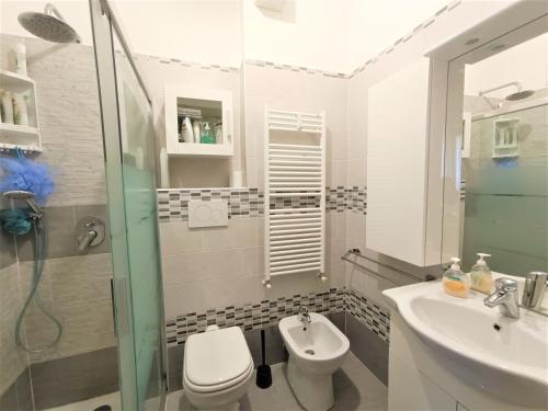 een badkamer met een toilet, een wastafel en een douche bij Lake Escape - Fuga sul lago in Baveno