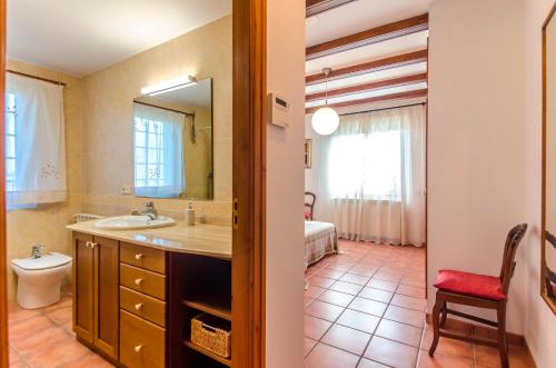 ein Bad mit einem Waschbecken und einem WC in der Unterkunft Club Villamar - Can Metlla in Sils