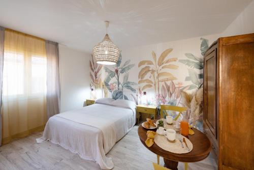 una camera con un letto e un tavolo con cibo sopra di BOTANIC GUESTHOUSE ESTE a Este