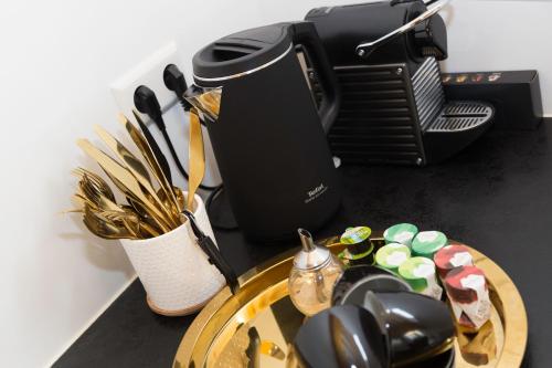 eine Kaffeemaschine auf einer Theke mit einem Tisch in der Unterkunft Hotel Zilt Studio's in Vlissingen