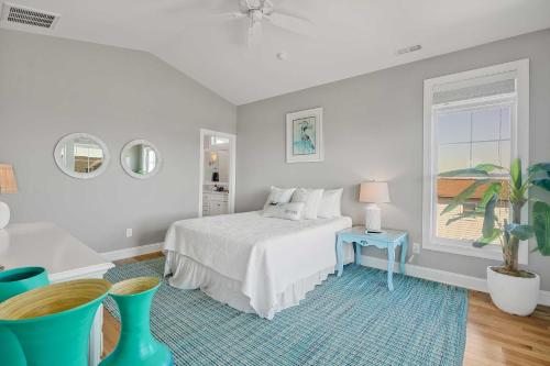 - une chambre blanche avec un lit et une fenêtre dans l'établissement Oak Island Escape with Saltwater Pool, Walk to Beach, à Île au chêne