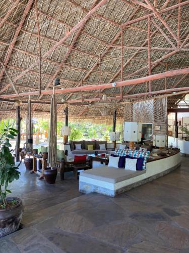 um grande pavilhão com sofás e mesas num resort em Lions' Luxury Eco Resort & Spa em Malindi