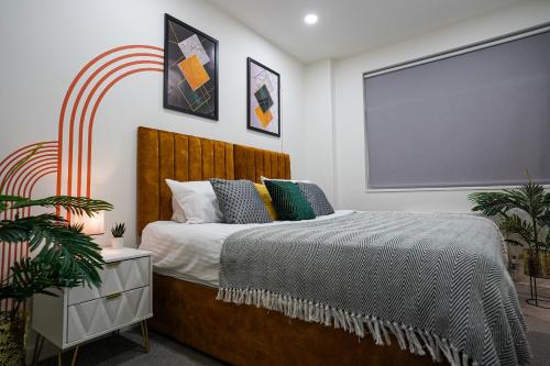 Spacious Luxury Apartment in Stevenage, Sleeps 6, with Free Parking, and Free Wi-Fi tesisinde bir odada yatak veya yataklar