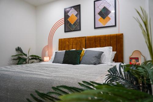 a bedroom with a large bed with pillows at Spacious Luxury Apartment in Stevenage, Sleeps 6, with Free Parking, and Free Wi-Fi in Stevenage