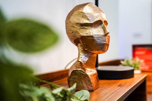 a sculpture of a head on a wooden table at Spacious Luxury Apartment in Stevenage, Sleeps 6, with Free Parking, and Free Wi-Fi in Stevenage
