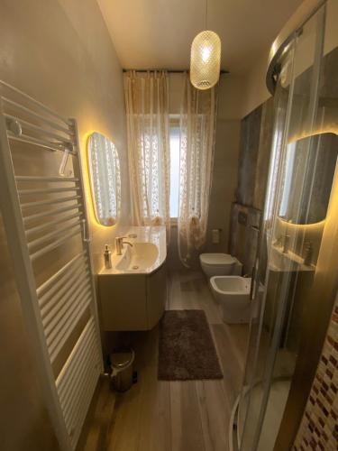 uma casa de banho com um lavatório, um WC e um chuveiro em Appartamento Valentina em San Vincenzo