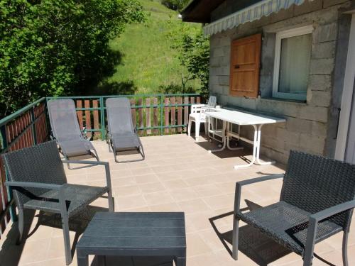 een groep stoelen en een tafel op een patio bij La Source in Condamine-Châtelard