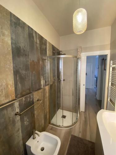 uma casa de banho com uma cabina de duche em vidro e um lavatório. em Appartamento Valentina em San Vincenzo