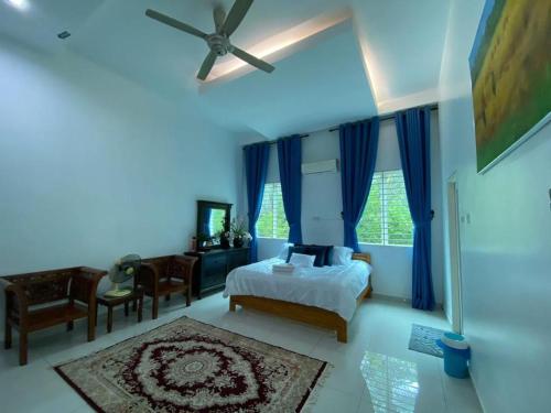 1 dormitorio con 1 cama y techo azul en VILLA PERMATA IBU en Jeram