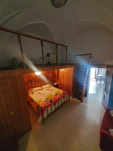 1 dormitorio con 1 cama en una habitación en Da Nonna Lucia, en Roccaforzata