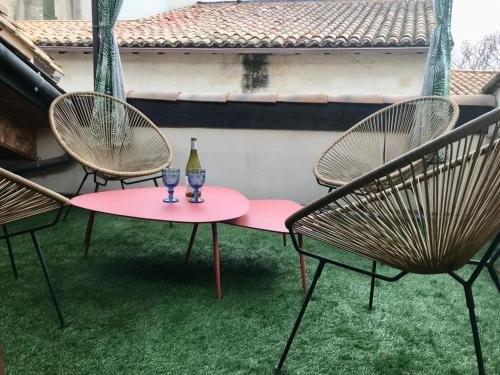 Patio alebo iná vonkajšia časť ubytovania Le 6 Bis by Les Cailloux Dorés