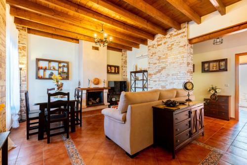 salon z kanapą i stołem w obiekcie vll Vivienda rural a las puertas de Doñana w mieście Villamanrique de la Condesa