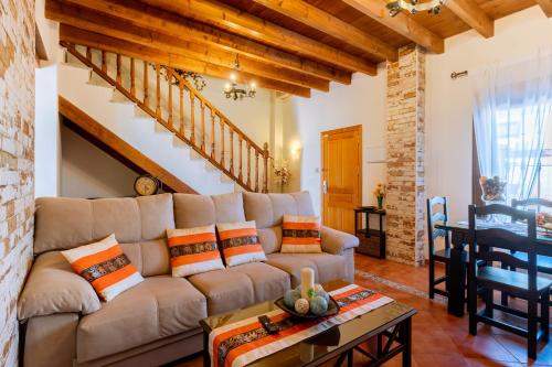 a living room with a couch and a table at vll Vivienda rural a las puertas de Doñana in Villamanrique de la Condesa