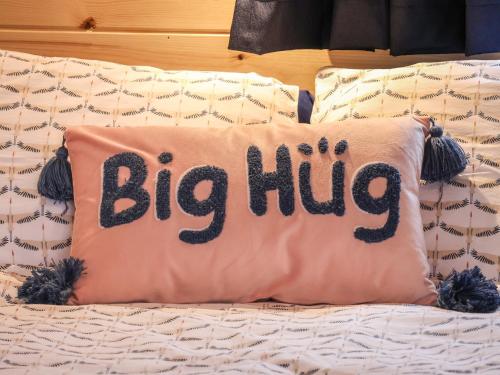 Una gran almohada de abrazo sentada en una cama en Parliament en Harpham