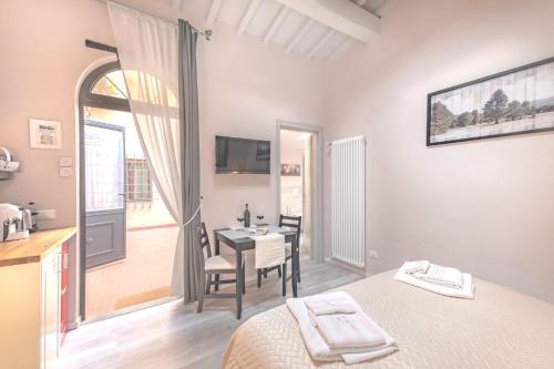 una camera da letto con un letto, un tavolo e una cucina di Montechiari In Chianti a Greve in Chianti