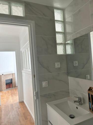 Kúpeľňa v ubytovaní F3 50m2 centre ville Massy