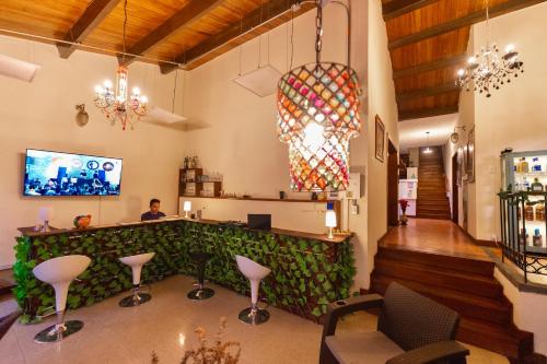 un bar en un restaurante con una pared verde en Ámbar Hostel San Gil en San Gil