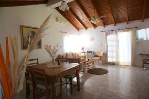 - un salon avec une table et des chaises en bois dans l'établissement La Casa de Alicia, à Tupungato