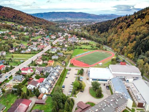 z góry widok na małe miasteczko z boiskiem do piłki nożnej w obiekcie ApartView Plażowa Residence Szczyrk by Rent like home w Szczyrku