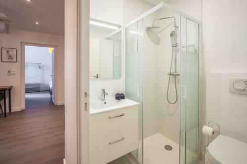 y baño con ducha y lavamanos. en Le Solarium - Terrasse - Climatisation en Narbona