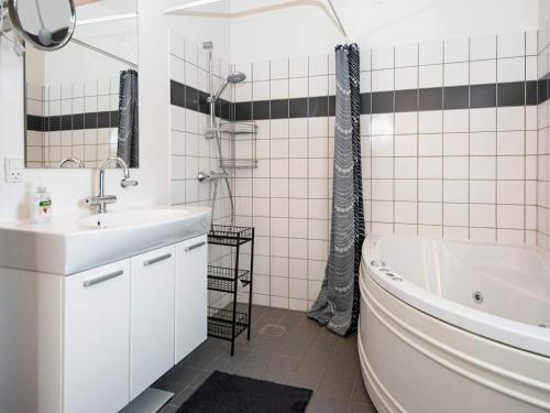 łazienka z umywalką, wanną i toaletą w obiekcie Holiday home Vemb VI w mieście Vemb