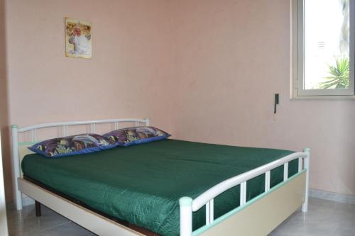 A bed or beds in a room at Casa x5 con barbecue LL09 a San Foca