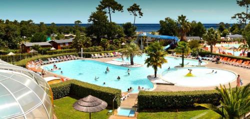 une vue aérienne d'une piscine dans un complexe hôtelier dans l'établissement Cap Rêve, à Lège-Cap-Ferret