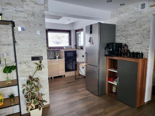 een keuken met een roestvrijstalen koelkast in een kamer bij Domek w Chmurach II in Kicznia
