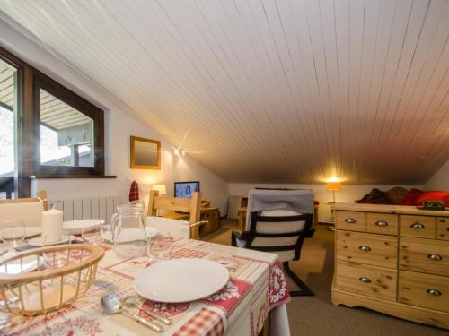 une salle à manger avec une table et des chaises dans l'établissement Charmant appartement avec balcon, parking et WiFi à Chamonix - FR-1-343-214, à Chamonix-Mont-Blanc