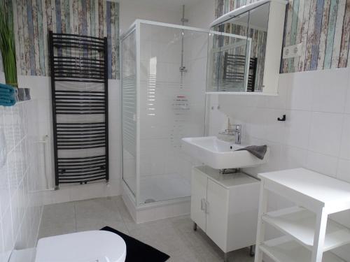 bagno bianco con lavandino e servizi igienici di Scheitz 3 a Dahme