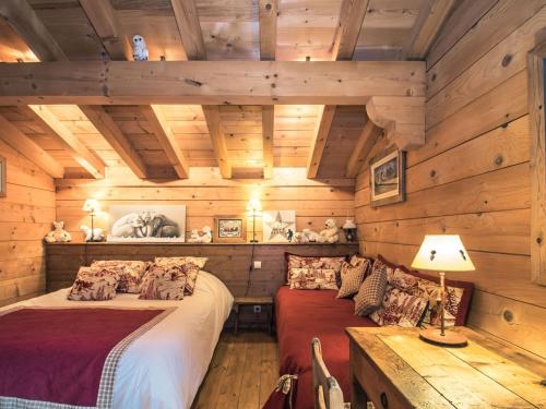 - une chambre avec des murs en bois, un lit et une table dans l'établissement Chalet 4 étoiles avec WiFi et parking proche du centre à Chamonix - FR-1-343-224, à Chamonix-Mont-Blanc
