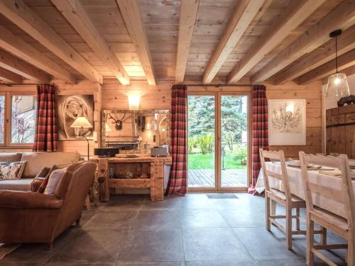 un salon avec un canapé et une table dans l'établissement Chalet 4 étoiles avec WiFi et parking proche du centre à Chamonix - FR-1-343-224, à Chamonix-Mont-Blanc