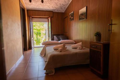 um quarto com 2 camas e uma janela em B&B Casa Gioconda em Monte Vidon Combatte